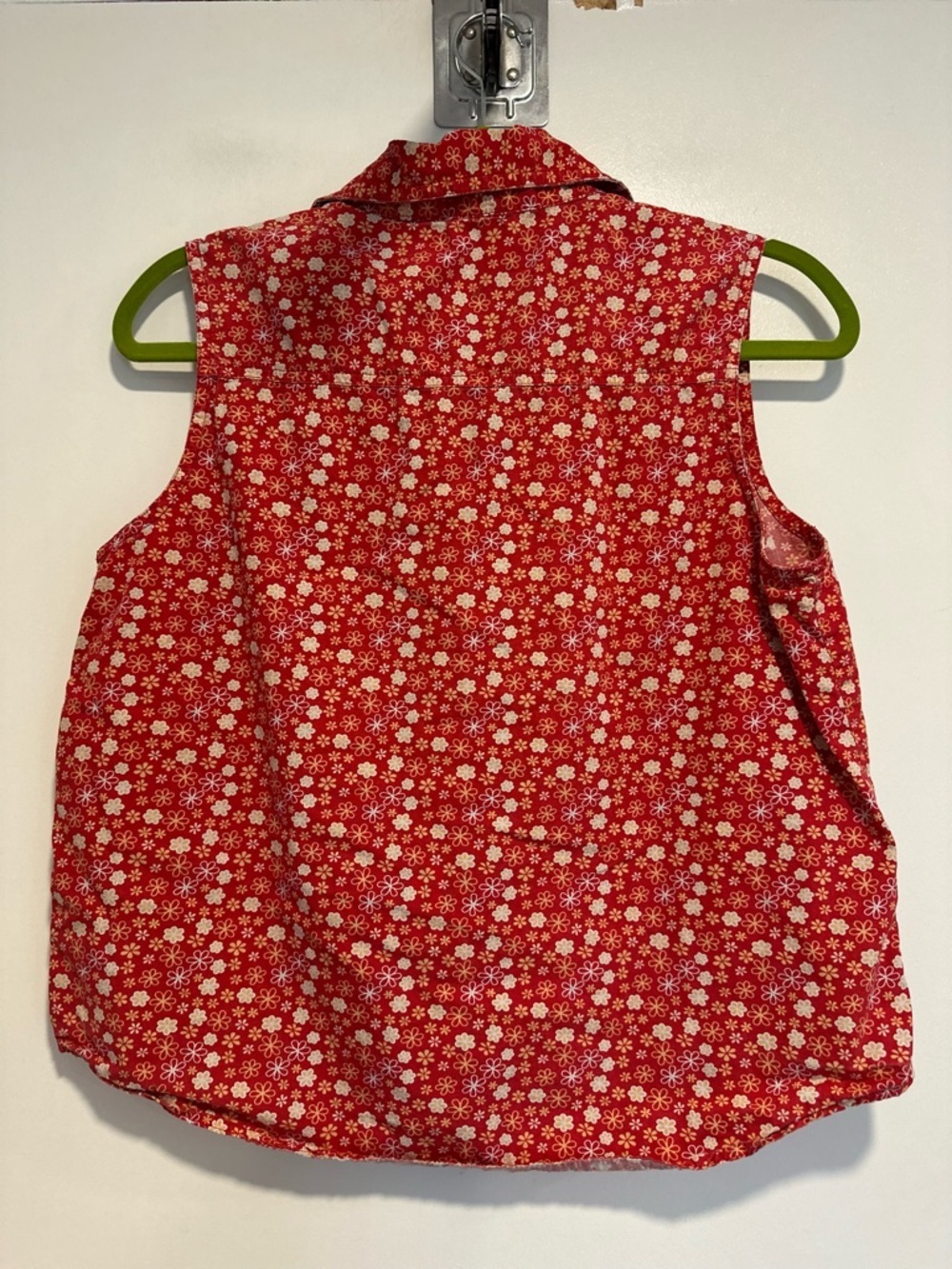 VTG 90 Looney Tunes tweety bird “It Wasn’t Me” red floral sleeveless button top - Picture 2 of 9
